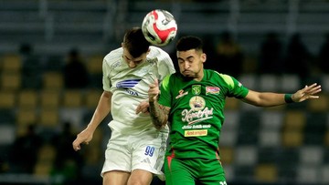 Foto: Pemain PSM Makassar Luka Cumic berduel udara dengan pemain Persebaya Surabaya Jefferson da Silva. (Dok. Persebaya)