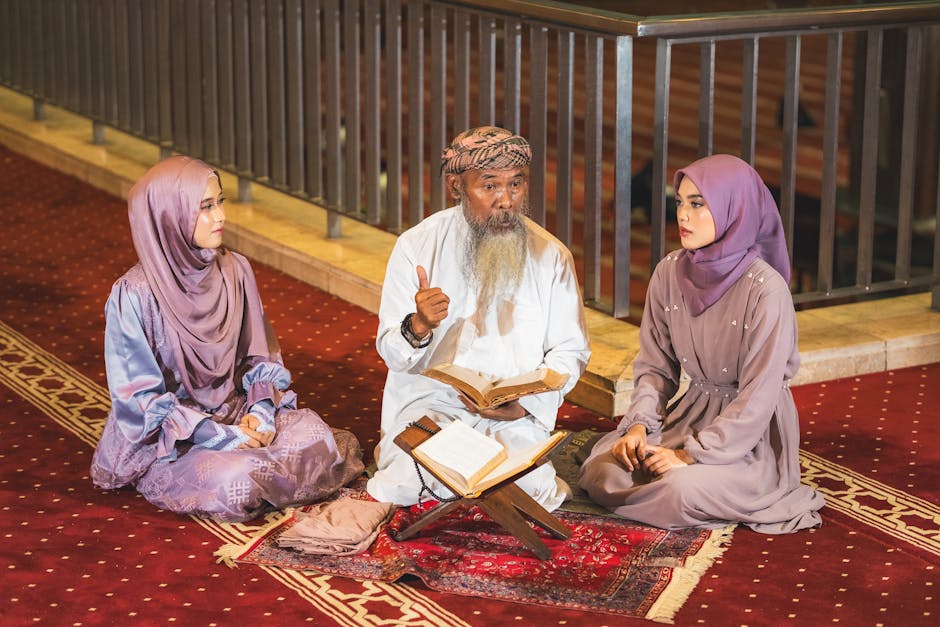 Seorang pemuda Muslim mengenakan hoodie modern dan tas punggung, sedang duduk santai di sebuah taman kota yang estetik sambil memegang buku, terlihat tenang dan tersenyum tipis menghadap pemandangan kota di sore hari yang cerah.