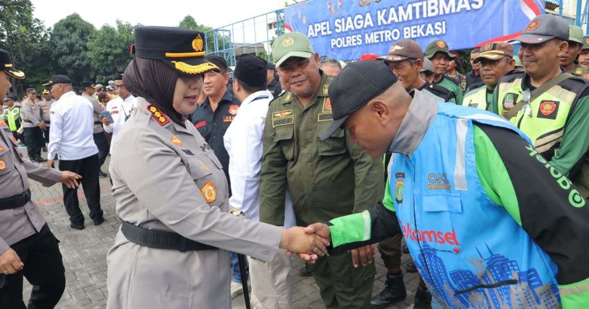 Kapolres Metro Bekasi memimpin Apel Siaga Kamtibmas dalam suasana Ramadan di Lapangan Promoter Polres Metro Bekasi, Kabupaten Bekasi, Kamis (26/2/2026). Foto(putra)