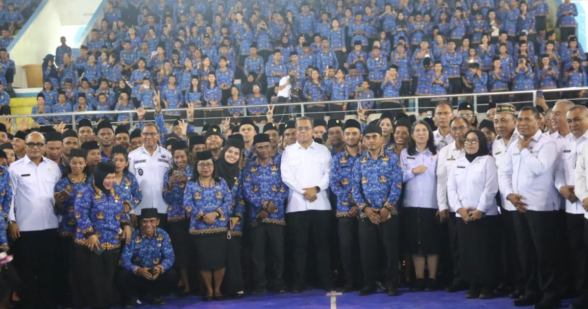Gubernur NTT, Melkiades Laka Lena dan pimpinan perangkat daerah foto bersama dengan PPPK penerima SK Tahap II di GOR Flobamora, Kupang, Rabu 10 Desember 2025 lalu. (FOTO: Linda Makandoloe/KN)