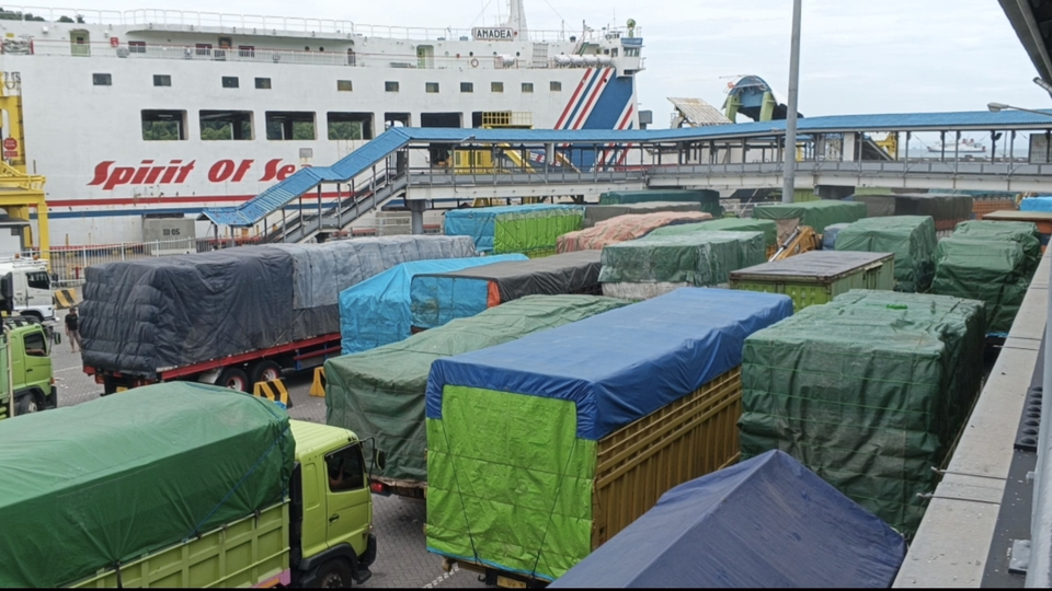 Pasokan Sembako ke Sumatera Membeludak, Truk Logistik Mengular di Pelabuhan Merak