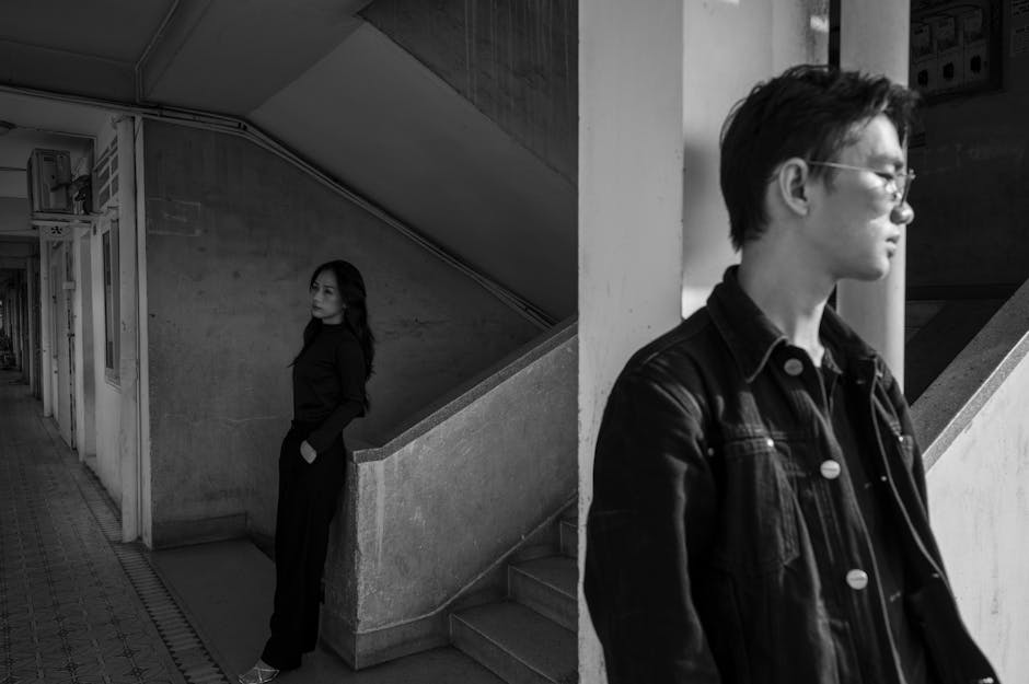 Ilustrasi grafik pertumbuhan ekonomi yang stabil berdampingan dengan ikon produk lokal dan teknologi digital yang modern.