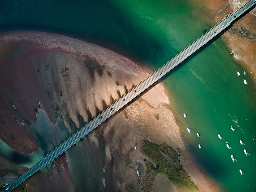 Segelas jus buah segar tanpa gula tambahan yang disajikan di atas meja kayu saat waktu berbuka puasa.