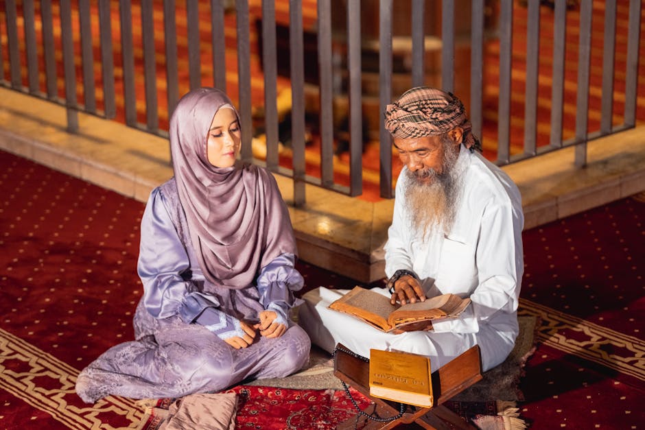Foto sebuah naskah klasik kitab kuning yang terbuka di atas meja kayu tua dengan latar belakang cahaya lampu temaram yang tenang di dalam sebuah perpustakaan masjid tradisional.