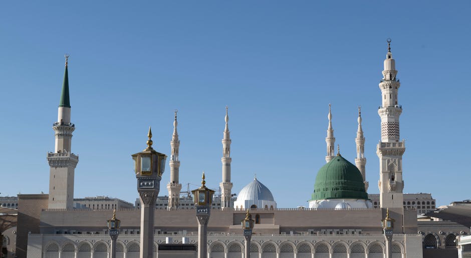 Seseorang sedang membaca Al-Qur'an dengan khusyuk di dalam masjid yang tenang pada siang hari.