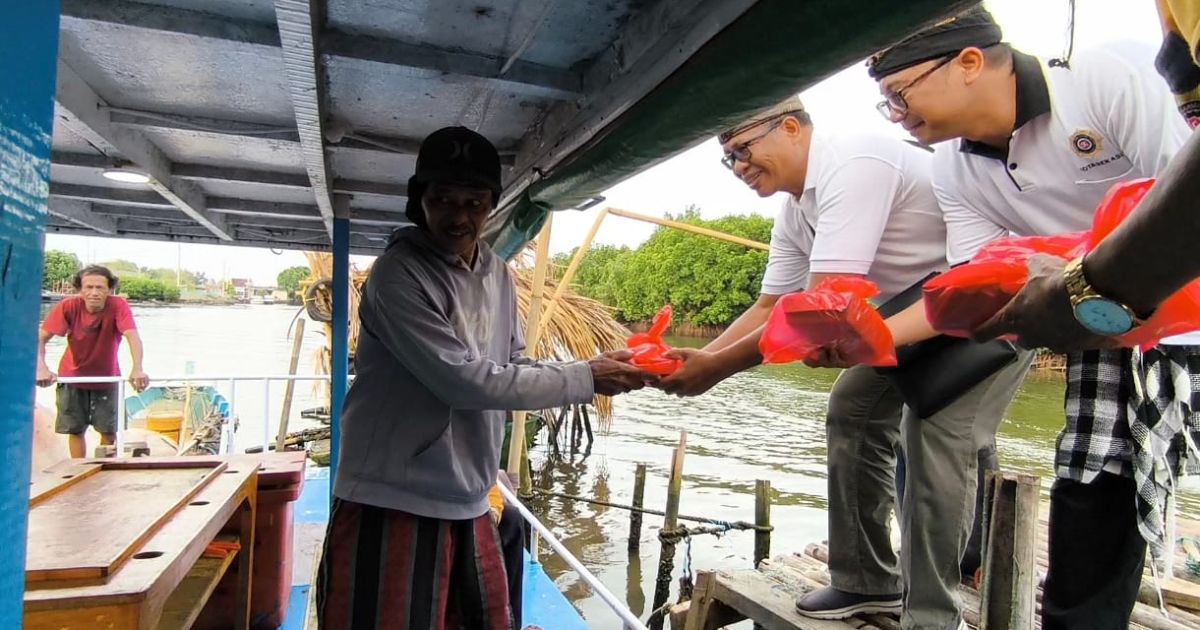 Umat Hindu di Bekasi menggelar kegiatan Saka Bhoga Sevanam dengan membagikan takjil kepada masyarakat yang menjalankan ibadah puasa Ramadan di kawasan Kampung Nelayan.