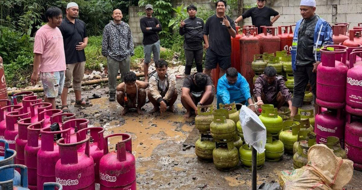 Petugas membongkar praktik dugaan pengoplosan LPG subsidi di wilayah Rumpin, Kabupaten Bogor. Pengungkapan kasus ini menjadi peringatan keras terhadap penyalahgunaan gas bersubsidi yang seharusnya diperuntukkan bagi masyarakat kurang mampu.