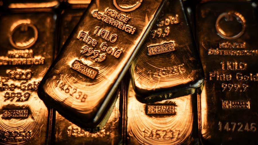 Ilustrasi emas batangan. (Bloomberg)