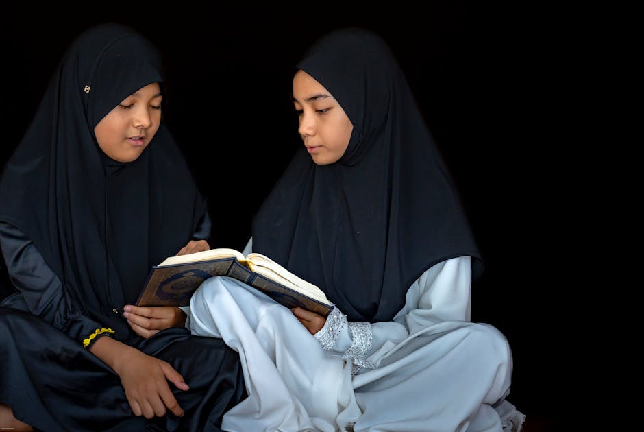 Seorang pemuda Muslim mengenakan hoodie modern sedang duduk santai di taman kota sambil memegang buku dan kopi, ekspresinya tenang sambil menatap pemandangan kota di sore hari yang estetik.