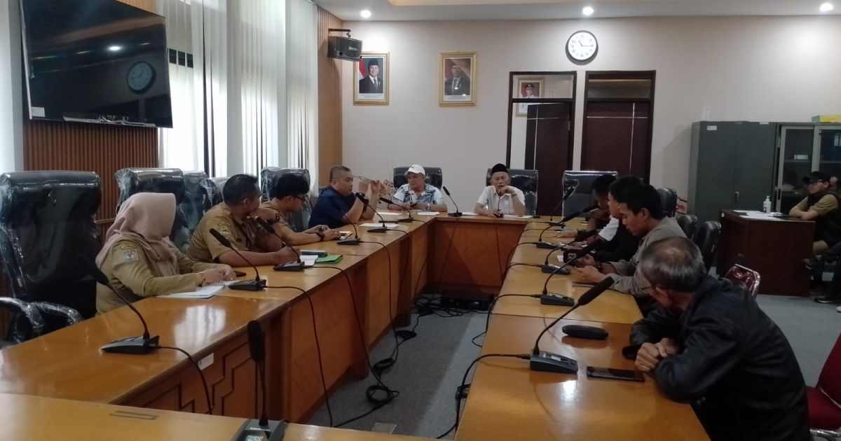 Audensi di Ruang Komisi C DPRD Kabupaten Bandung Bersama DLH, dan Awak Media Senin 2/3/2026.