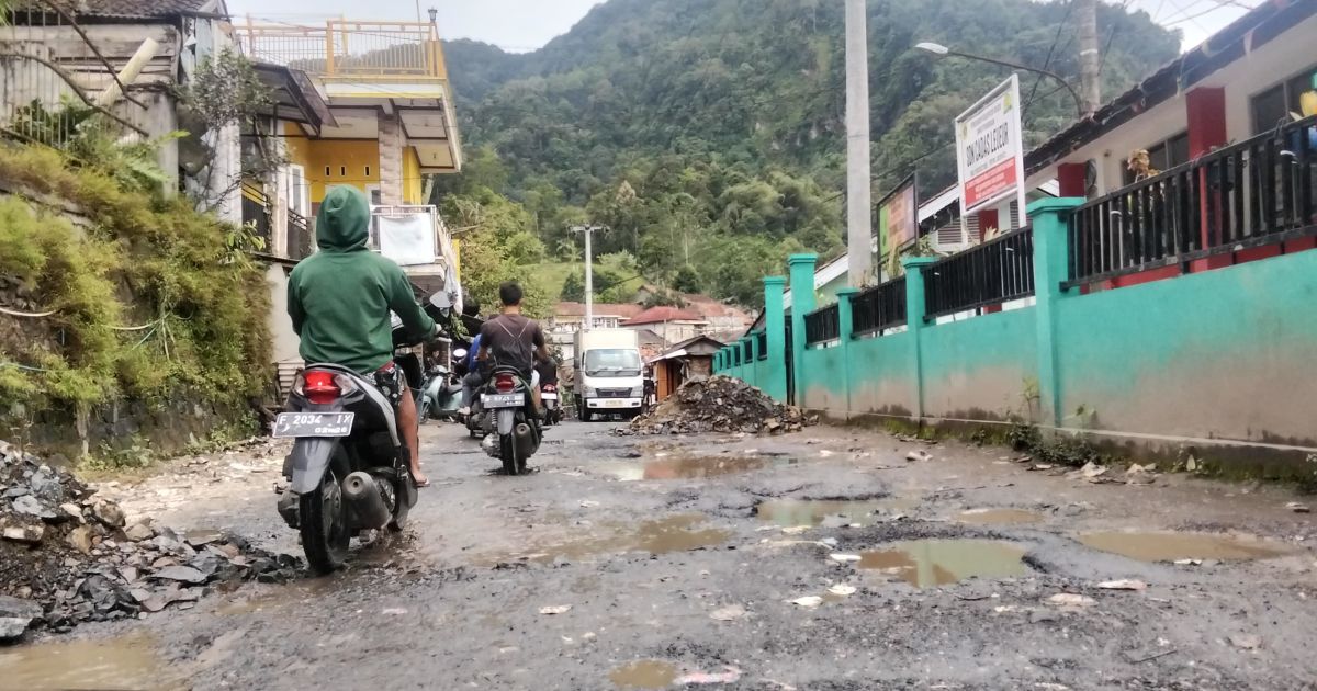 PT Antam UBPE Pongkor Tanggung Jawab Perbaikan Jalan Rusak di Nanggung