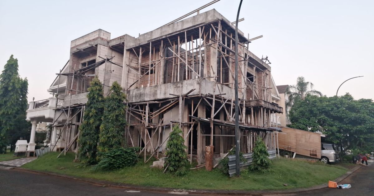 Pembangunan rumah yang dilakukan VHS saat Persetujuan Bangunan Gedung (PBG) belum terbit, di Kota Wisata Gunung Putri Bogor.