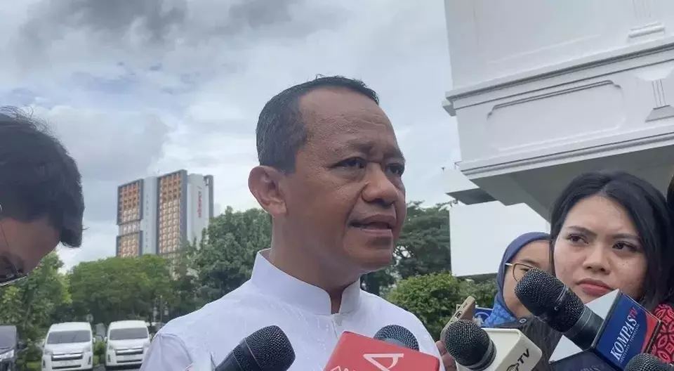 Menteri Energi dan Sumber Daya Mineral (ESDM) Bahlil Lahadalia saat tiba di Istana Negara, Rabu, 4 Maret 2026, dipanggil Presiden Prabowo Subianto. (Beritasatu.com/Theressia Sunday Silalahi)