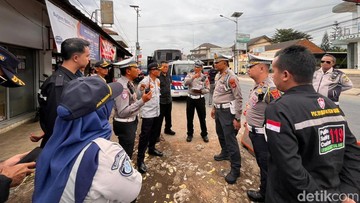 Pengecekan jalur mudik di Garut (Foto: Hakim Ghani/detikJabar).
