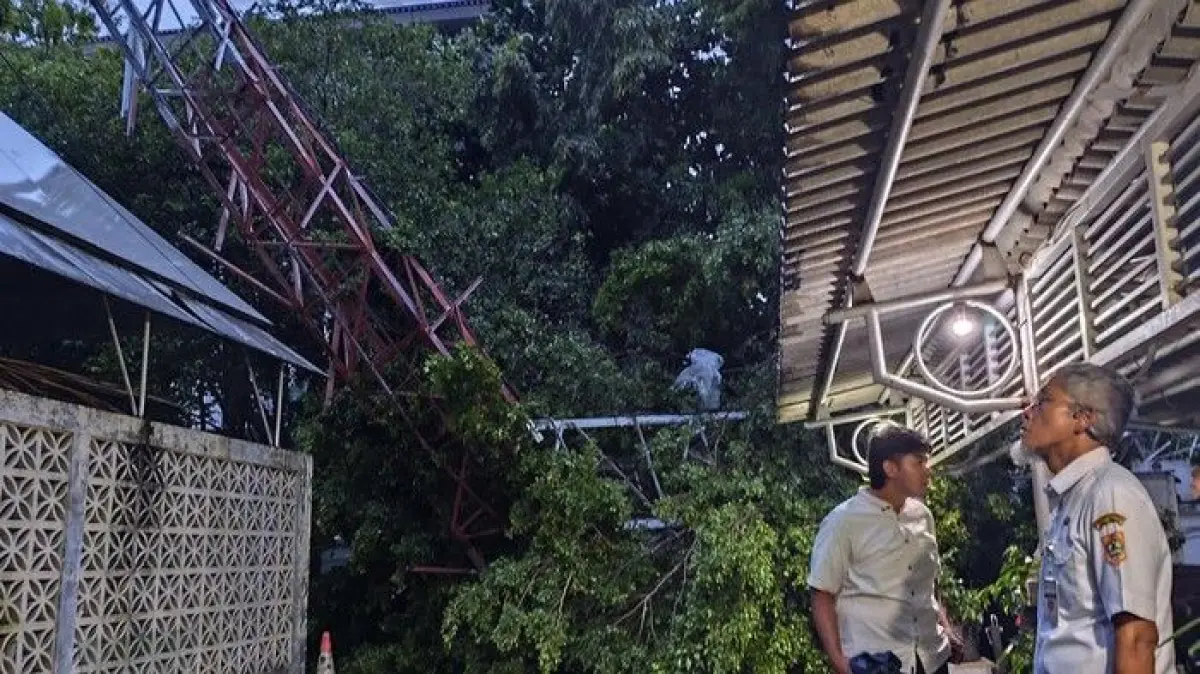 Atap gedung Gradhika Bhakti Praja, Pemprov Jawa Tengah (Jateng) yang ambrol karena tertimpa tower di Perhutani, Kecamatan Semarang Selatan, Kota Semarang, Rabu (4/3/2026). Foto: Dok. Pemprov Jateng.