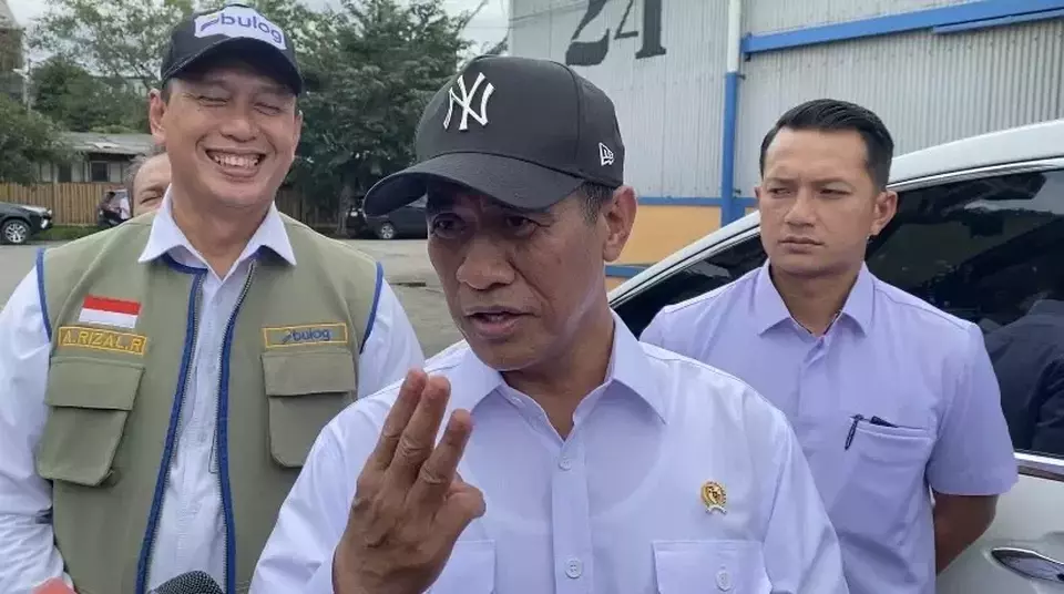 Menteri Pertanian (Mentan) Andi Amran Sulaiman saat meninjau gudang Perum Bulog di Kelapa Gading, Jakarta Utara, Rabu, 4 Maret 2026.  (Beritasatu.com/Ichsan Ali)