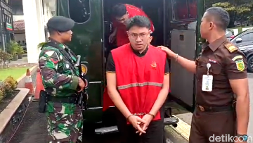 Youtuber Resbob saat turun dari mobil menuju ruang sidang di PN Bandung (Foto: Istimewa)
