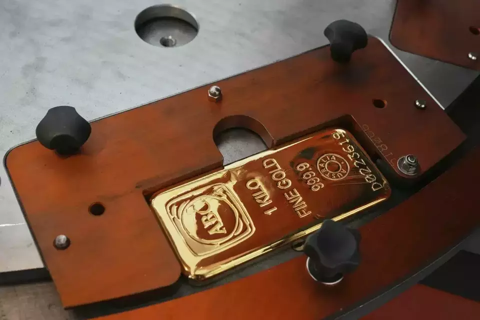 Ilustrasi emas batangan. (AP)