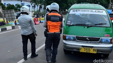Foto: Razia angkot di Jalan Juanda Kota Bogor.  (M Sholihin/detikcom)