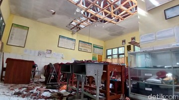 Ruang guru SD Negeri Margamulya, Kelurahan Ciakar, Kecamatan Cibeureum Kota Tasikmalaya rusak kaibat tertimpa pohon tumbang. (Foto: Faizal Amiruddin/detikJabar)