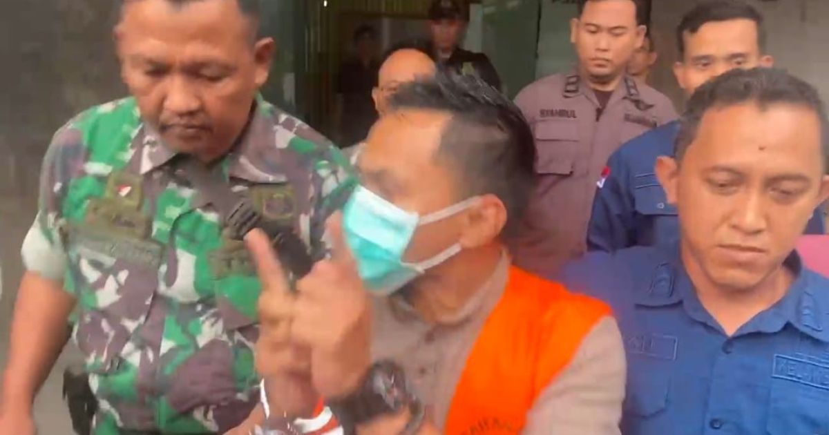 Diduga Korupsi Dana Desa, Kades Neglasari Protes Saat Digiring ke Mobil Tahanan