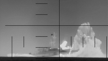 Tangkapan layar dari video yang dirilis AS menunjukkan momen serangan torpedo menghantam kapal perang Iran di Samudra Hindia. (Foto: AFP PHOTO/US DEPARTMENT OF DEFENSE/HANDOUT)