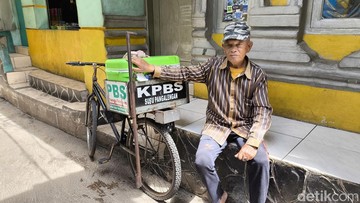 Iyos, penjual susu di Bandung. (Foto: Fauzan Muhammad/detikJabar)