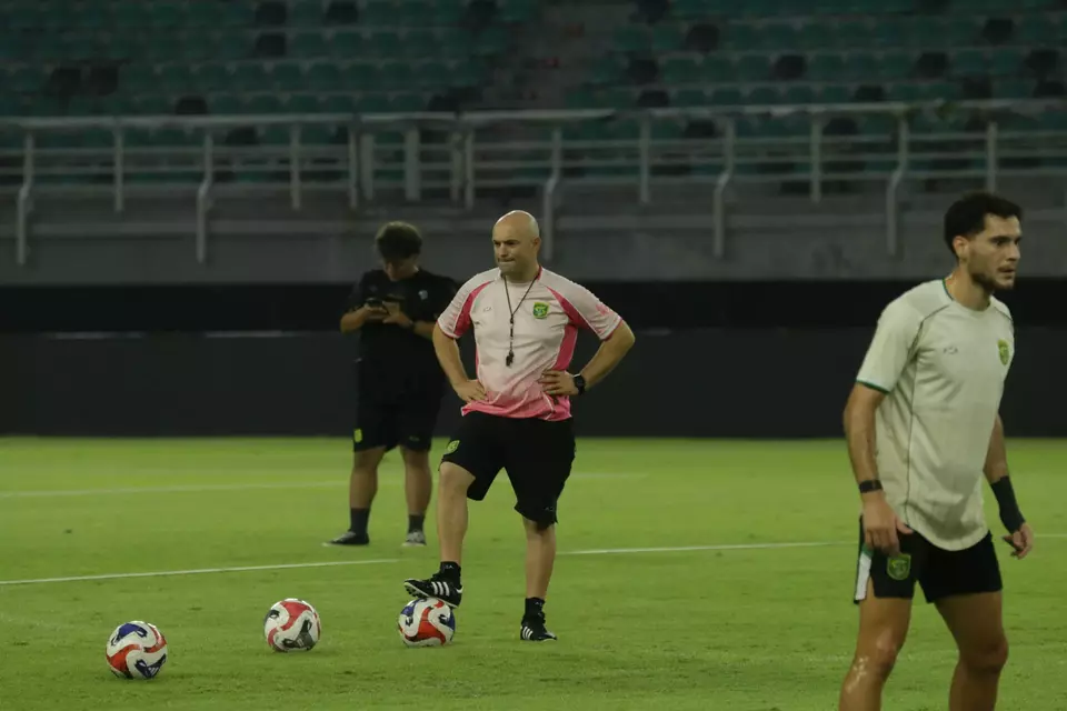 Bernardo Tavares, Pelatih Persebaya Surabaya (tengah) pimpin latihan Persebaya.
 (Beritasatu.com/Agung)
