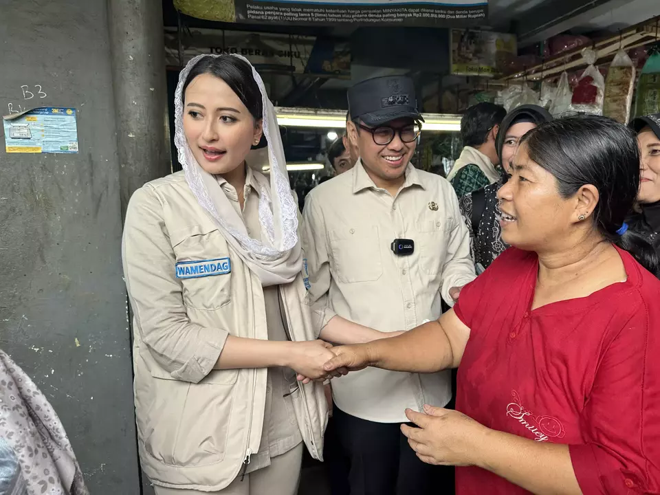 Wamendag Dyah Roro Esti di Pasar Ciputat, Tangerang Selatan, Jumat 6 Maret 2026. (Beritasatu.com/Chesa Andini)