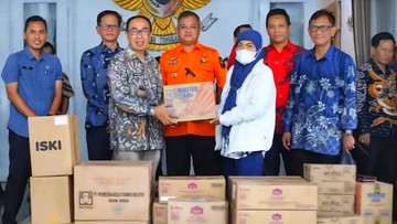 Sekda Kabupaten Sukabumi Ade Suryaman bersama Kalak BPBD Kabupaten Sukabumi, Eki Radiyana (Foto: Istimewa).