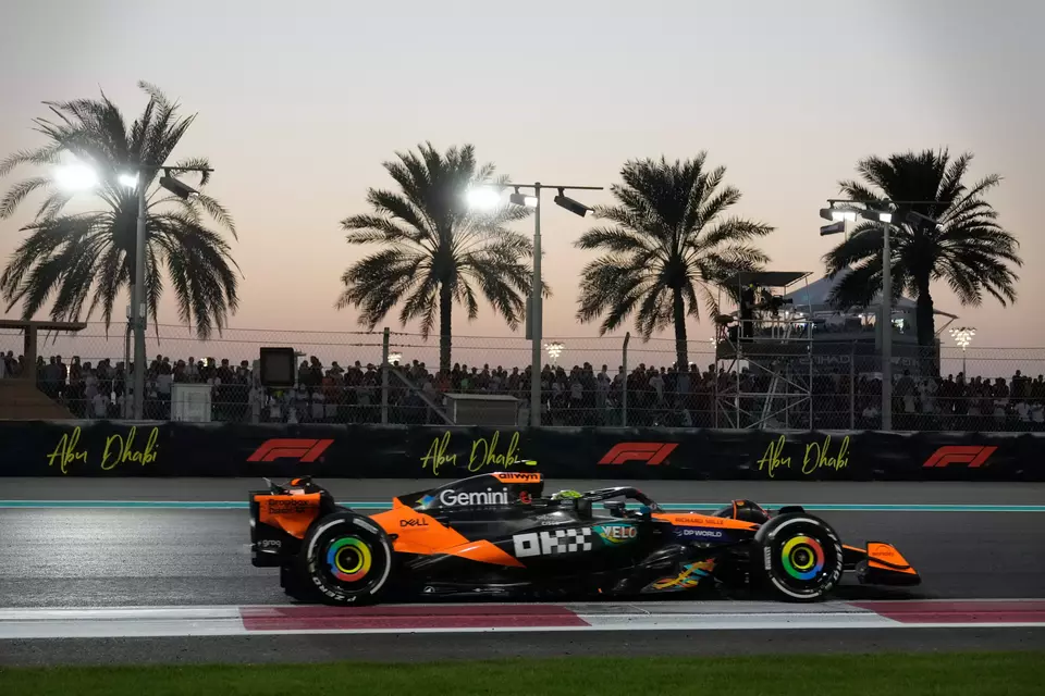 Pembalap McLaren Lando Norris asal Inggris beraksi di Grand Prix Formula Satu Abu Dhabi di Abu Dhabi, Uni Emirat Arab, Minggu, 7 Desember 2025. (AP/AP)