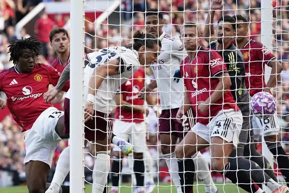 Kontroversi taktik sepak pojok Arsenal di Liga Inggris memicu perdebatan. (AP Photo/Dave Thompson)