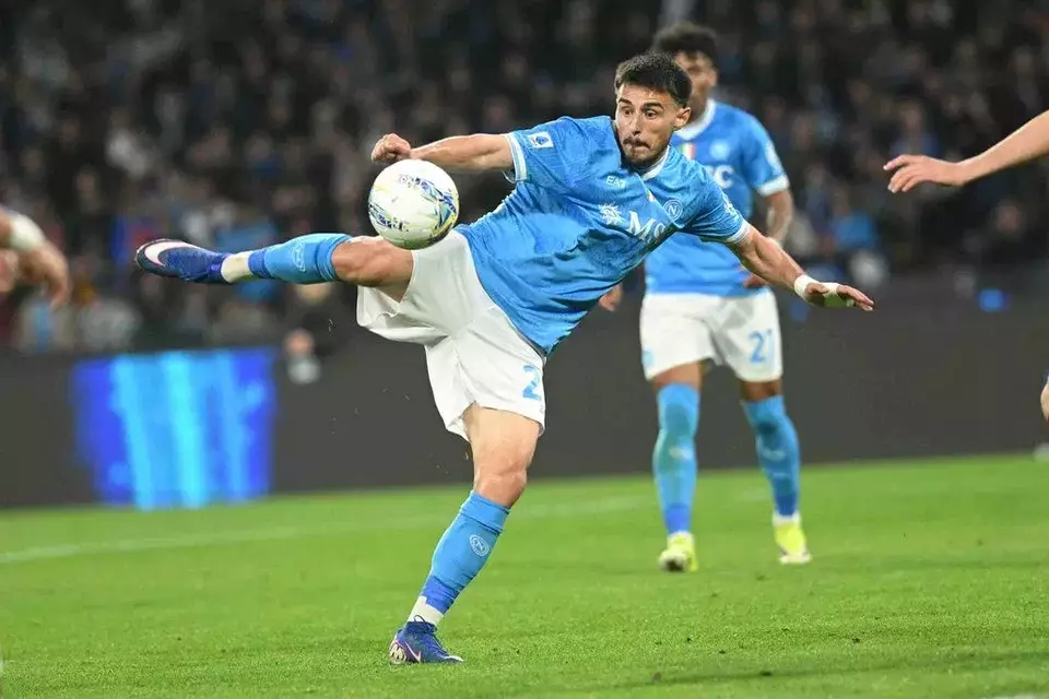 Pemain Napoli Eljif Elmas mencetak gol kedua ke gawang Torino pada pertandingan Serie A Liga Italia di Naples, Italia, Jumat, 6 Maret 2026. (AP/Alfredo Falcone)
