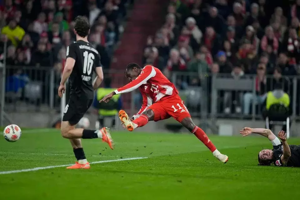 Pemain Bayern Muenchen Nicolas Jackson (tengah) dilanggar Rocco Reitz dari Moenchengladbach pada pertandingan sepak bola Bundesliga di Munich, Jerman, 6 Maret 2026. (AP/Matthias Schrader)