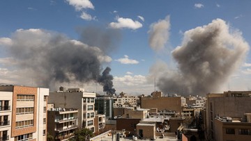 Ilustrasi/Langit Teheran dipenuhi asap akibat serangan Israel (Foto: Majid Asgaripour/WANA via REUTERS)