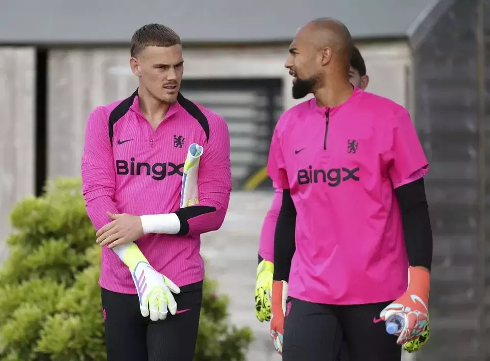 Keputusan Mengejutkan Liam Rosenior: Chelsea Tidak Punya Kiper Utama Permanen, Rotasi Sanchez dan Jorgensen Berlanjut