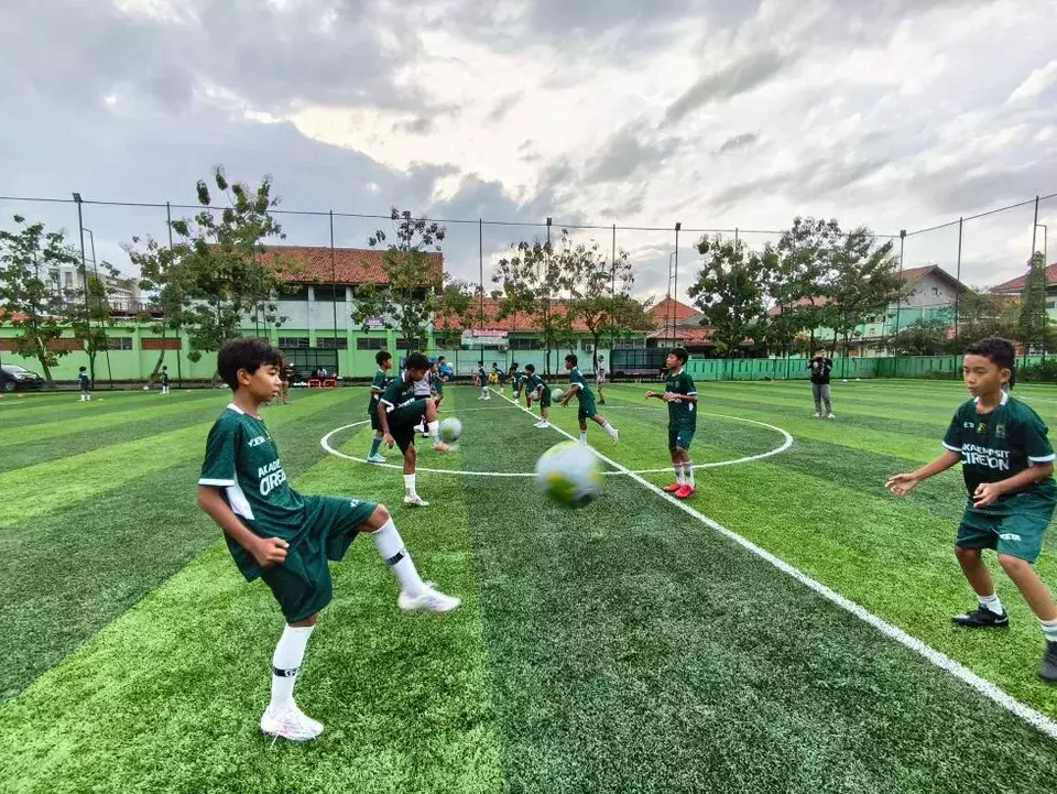 PSIT Cirebon meluncurkan PSIT Academy melalui latihan bersama di Lapangan Minomartani Soccer UMC, Kabupaten Cirebon, Jawa Barat. (Beritasatu.com/Dede Adhitama)