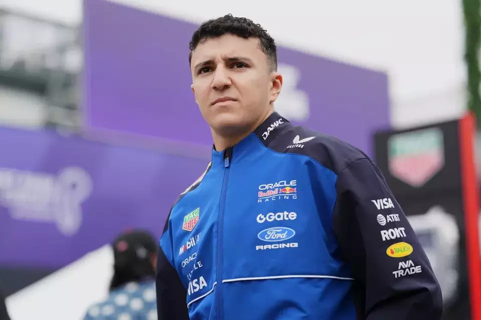 Pembalap Red Bull asal Prancis, Isack Hadjar, tiba di Sirkuit Albert Park menjelang sesi latihan bebas ketiga Grand Prix Formula 1 Australia di Melbourne, Australia, Sabtu 7 Maret 2026. (AP/Asanka Brendon Ratnayake)