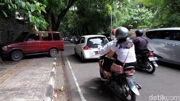 Saat Trotoar di Jalan Tamansari Bandung Jadi Tempat Parkir Kendaraan sebelum ditertibkan (Foto: Wisma Putra/detikcom)