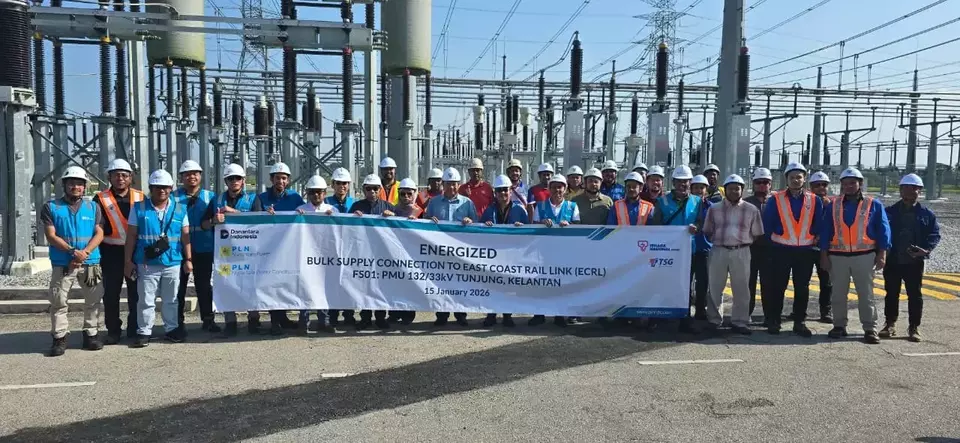 Para personel PLN Group bersama Tim Tenaga Switchgear (TSG) dan Tenaga Nasional Berhad (TNB) ketika menandai penyelesaian pekerjaan Substation 132 kV Tunjung, Kelantan yang menjadi bagian dari The East Coast Rail Link (ECRL). (PLN/Istimewa)