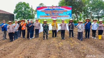 Kapolres Karawang AKBP Fiki Novian Ardiansyah bersama Kepala Dinas Pertanian dan Perikanan Kabupaten Karawang Rochman, saat menanam jagung (Foto: Istimewa)