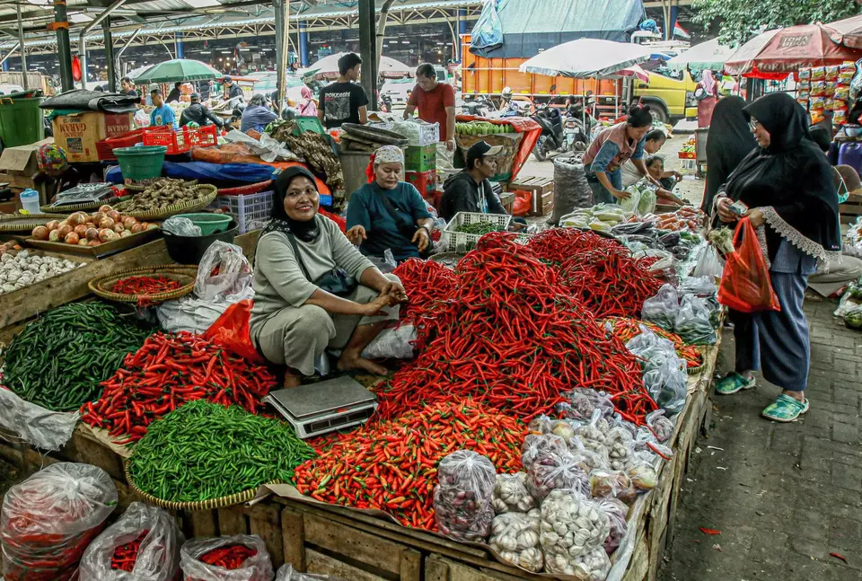 Pembeli memilih cabai merah yang dijual di Pasar Induk Kramat Jati, Jakarta Timur, Rabu 25 Februari 2026. (Berita Satu Photo/Joanito De Saojoao)