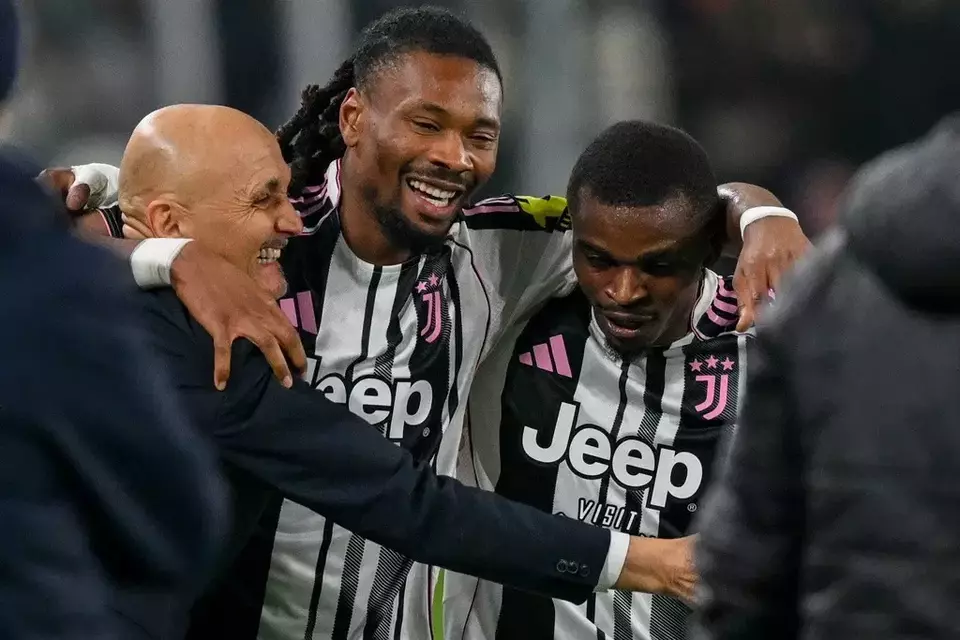 Khephrem Thuram dari Juventus merayakan gol pada pertandingan sepak bola Serie A antara melawan Pisa di Genoa, Italia. (AP/AP)