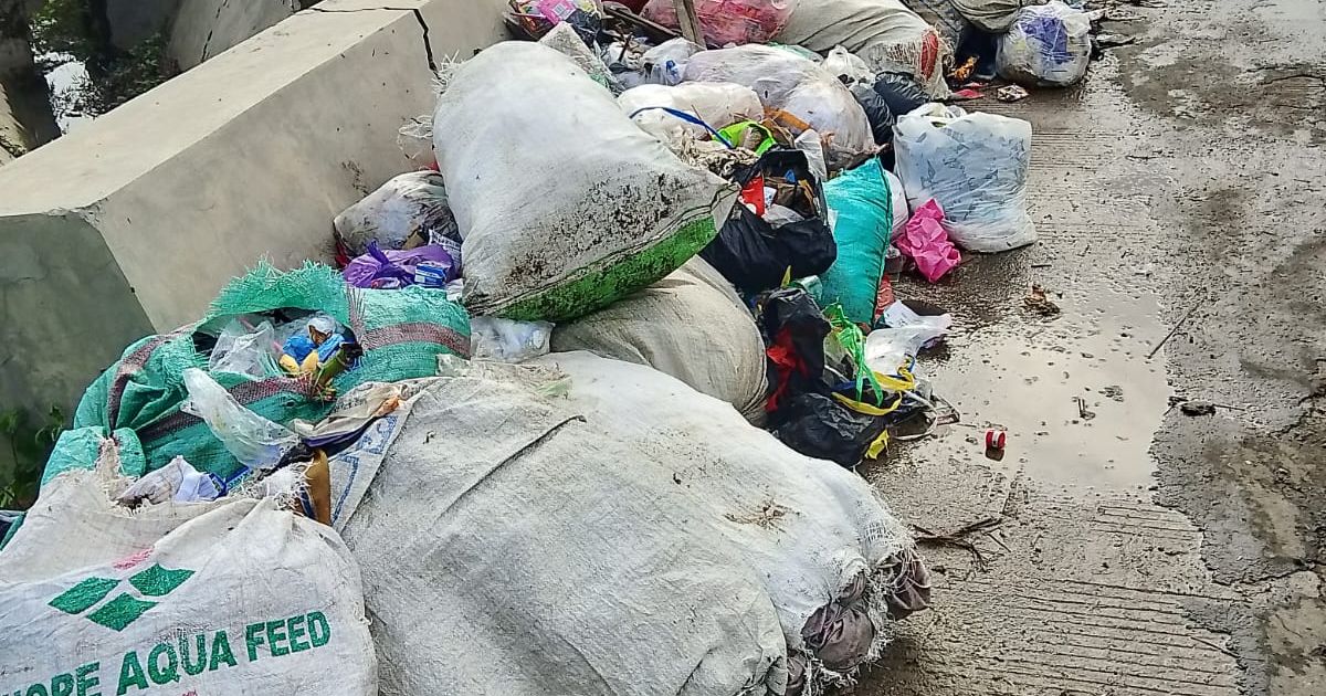 Tumpukan Sampah di Jalan Kapringan-Singakerta Indramayu Keluhkan Warga