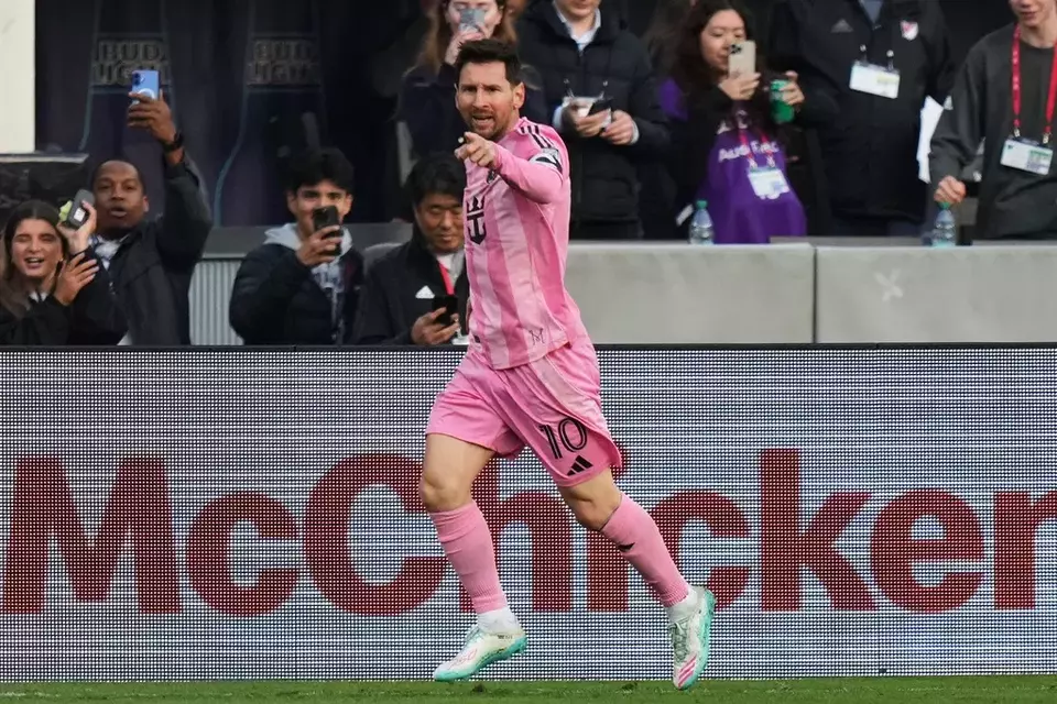 Lionel Messi mencetak gol untuk Inter Miami saat meraih kemenangan 2-1 atas DC United pada lanjutan kompetisi liga sepak bola MLS, Minggu 8 Maret 2026 pagi WIB. (AP/Sthepanie Scarbrough)