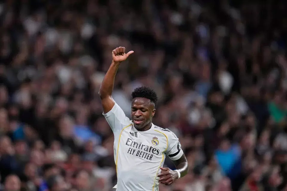 Vinicius menyatakan antusias menghadapi tantangan menghadapi Manchester City lagi dan menekankan pentingnya dukungan suporter di Bernabeu untuk para pemain. (AP/Manu Fernandez)