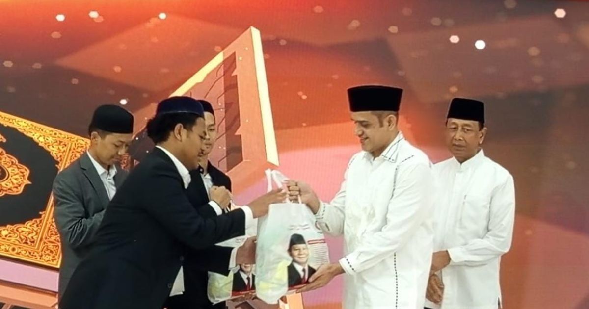 Ketua umum Partai Rakyat Indonesia (PRI) M.Nazaruddin didampingi Ketua Dewan Pembina PRI Jendral (Purn) Wiranto menyerahkan secara simbolis santunan bagi yatim dan dhuafa di acara malam Nujulul Quran, di DPP PRI, Minggu, (8/3/2026).Foto: Alek