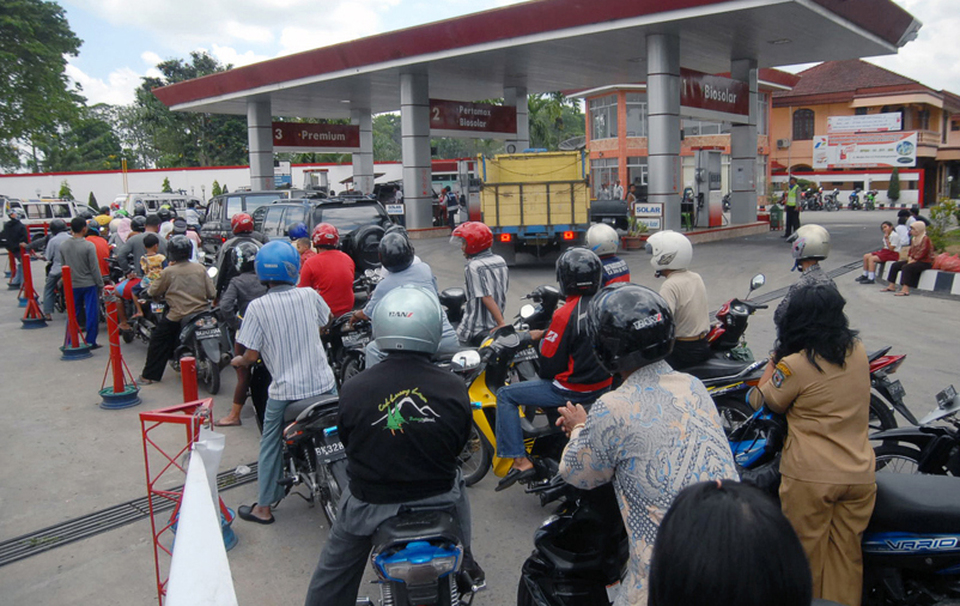 Antrian pembeli di SPBU Pertamina.