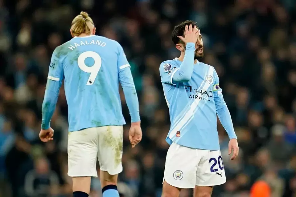 Manchester City terancam kehilangan gelar juara akibat tren buruk sering membuang poin saat unggul dan menurunnya kontrol permainan di bawah asuhan Guardiola. (AP/AP)