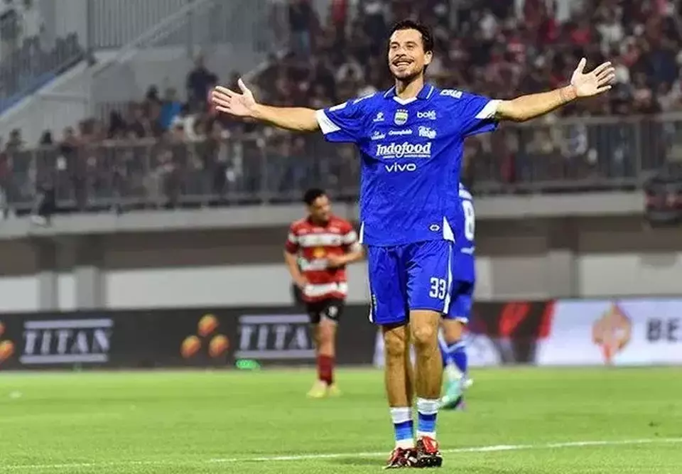 Gelandang Persib Bandung Thom Haye (kiri) merayakan gol ke gawang Madura United. (Persib.co.id/Persib.co.id)